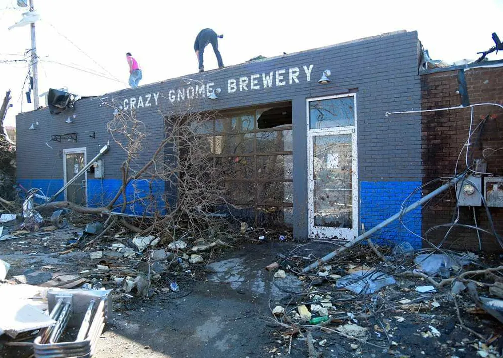 Crazy Gnome Brewery는 파괴적인 토네이도 이후 청소를 하고 있습니다.' title='Crazy Gnome Brewery는 파괴적인 토네이도 이후 청소를 하고 있습니다.