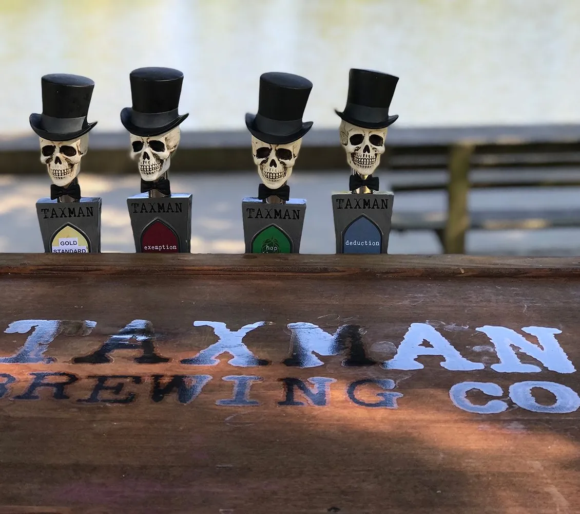 adóember sört főz' title='A Taxman Brewing belga hangulatot hoz Central Indianaba