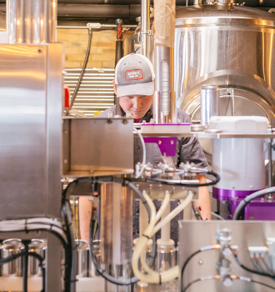 dewey-olutyhtiö' title='Pienen panimon ensimmäisen suuren julkaisun kulissien takana