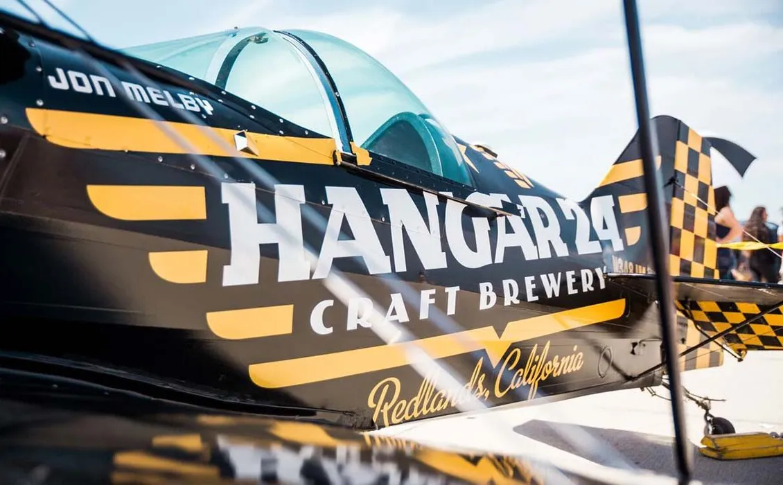 Hangar 24 del biplano muscular Pitts S-1-11B' title='Jon Melby, el hombre en la cabina de Hangar 24 Craft Brewing