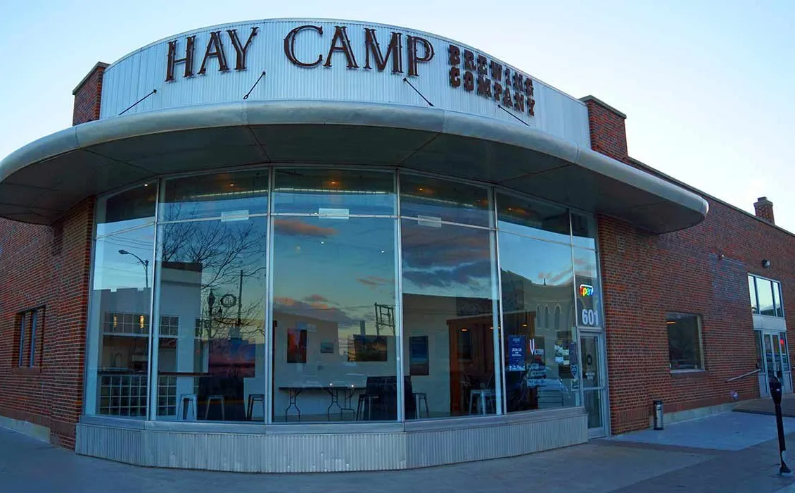 camp de foin de vaisseau mère en cours de brassage' title='Le vaisseau mère vous appelle : l’espace à usage mixte de Hay Camp Brewing