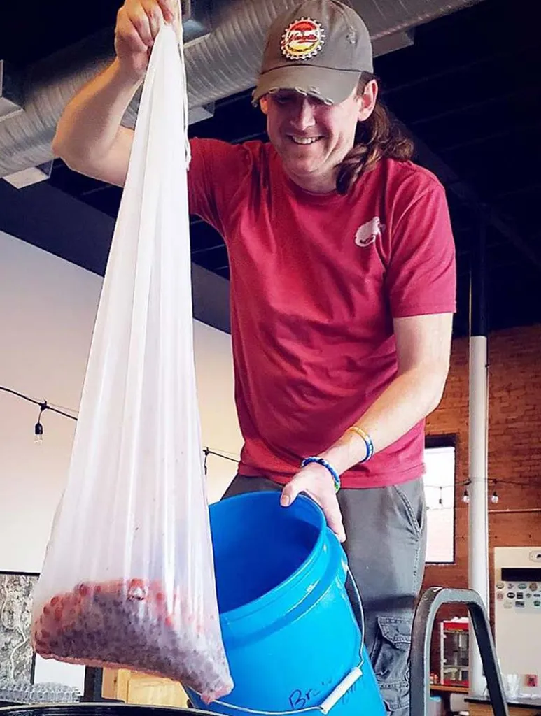 doug whitt head -panimo' title='Armeijapariskunta tuo olutta Georgian pikkukaupunkiin