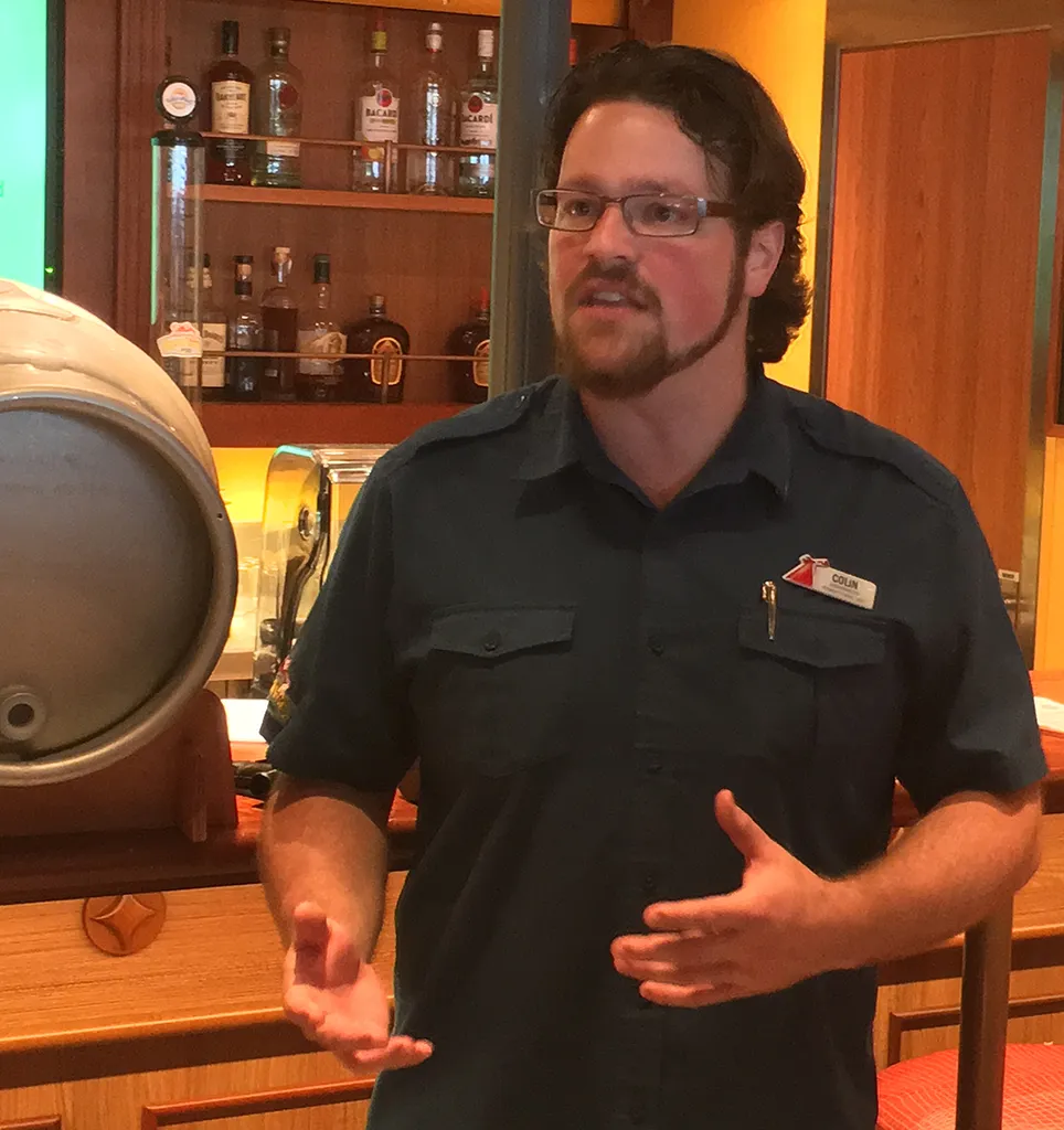 carnival vista brygger Colin Presby' title='Et kig ind i RedFrog, det første krydstogtskibsbryggeri om bord