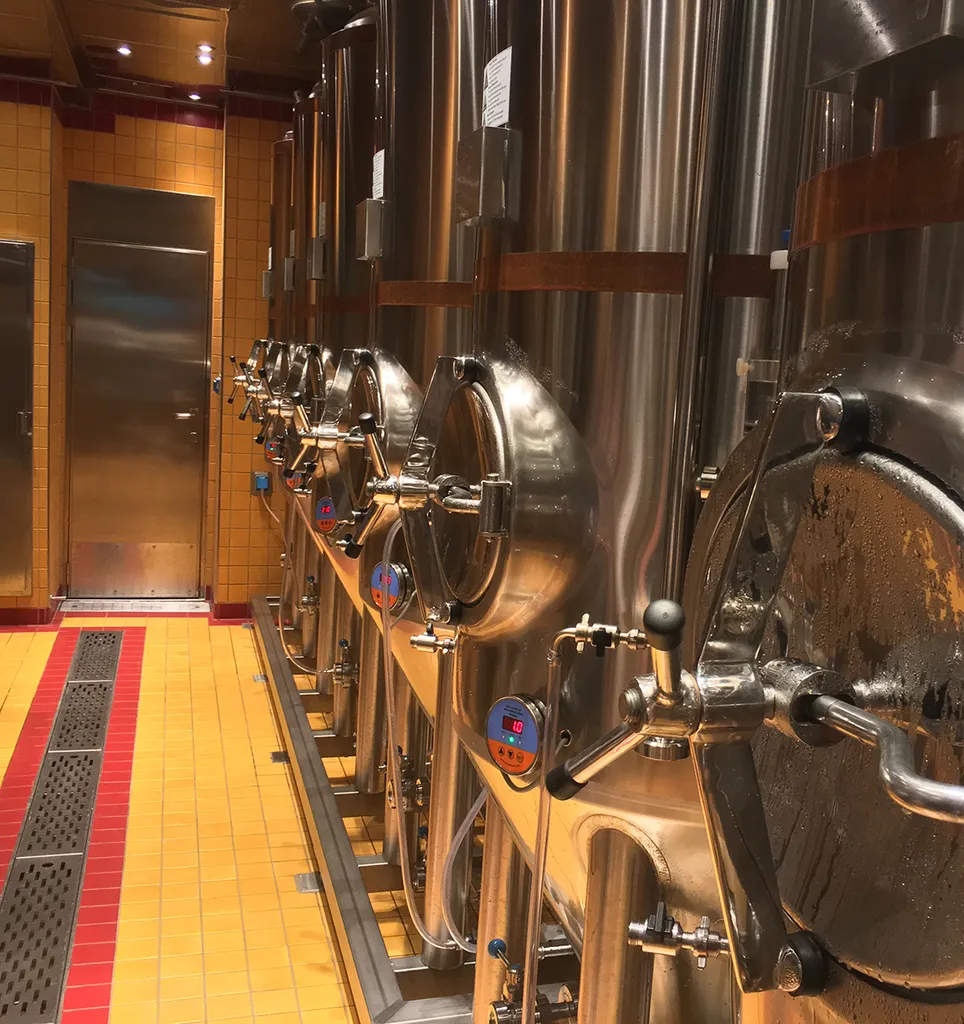 rød frø krydstogtskib bryggeri' title='Et kig ind i RedFrog, det første krydstogtskibsbryggeri om bord