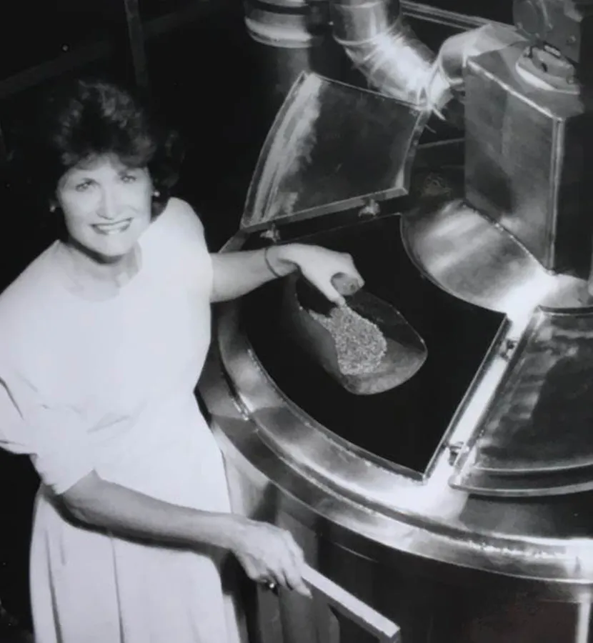 carol studt elaborando cerveza' title='Stoudts Brewing: 30 años impulsados ​​por el espíritu americano