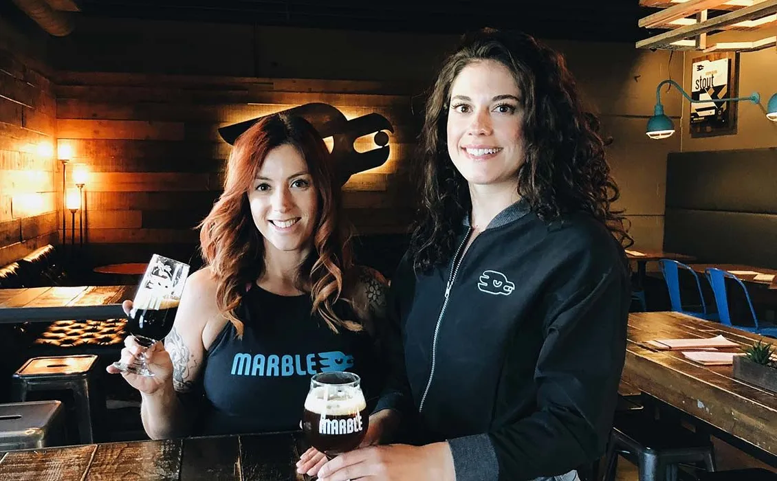 バービー・ゴンザレスとジェラルディン・ルセロ' title='マーブルブルワリーの創造性で築かれた絆