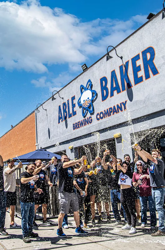 Fähige Bäcker-Brauerei-Mitarbeiter feiern vor der Brauerei' title='Vegas (Bier) Baby!