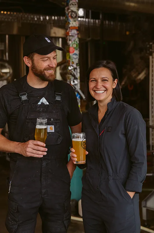 양조장 주인들이 함께 포즈를 취하고 있다' title='프렌치 트위스트: 콜로라도 외곽 산맥이 알프스에 전초기지를 열다