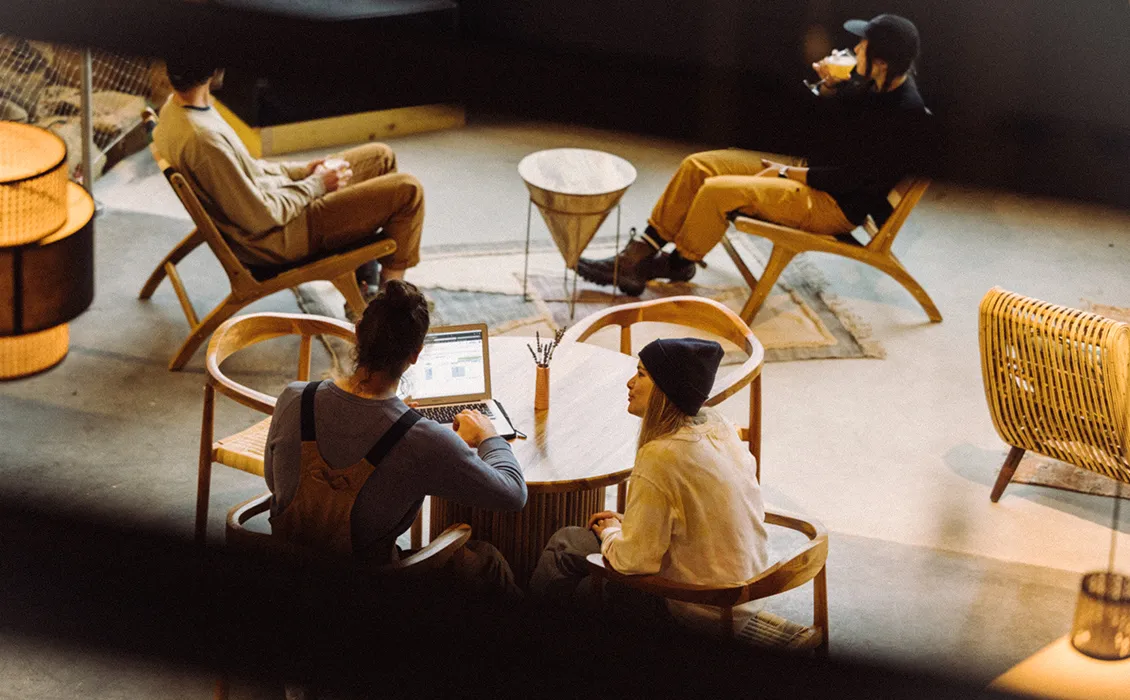 양조장을 즐기는 손님들' title='프렌치 트위스트: 콜로라도 외곽 산맥이 알프스에 전초기지를 열다