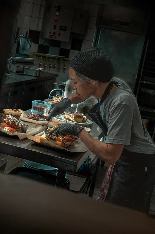 주방에서 음식을 준비하는 요리사' title='프렌치 트위스트: 콜로라도 외곽 산맥이 알프스에 전초기지를 열다