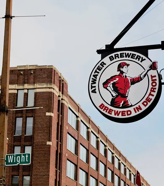 Außenschild der Atwater-Brauerei' title='Wir feiern Detroits Craft-Beer-Geschichte