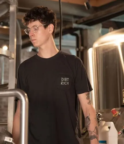 양조장 뒤에서 일하는 남자' title='지하실 사람에 대한 동정심