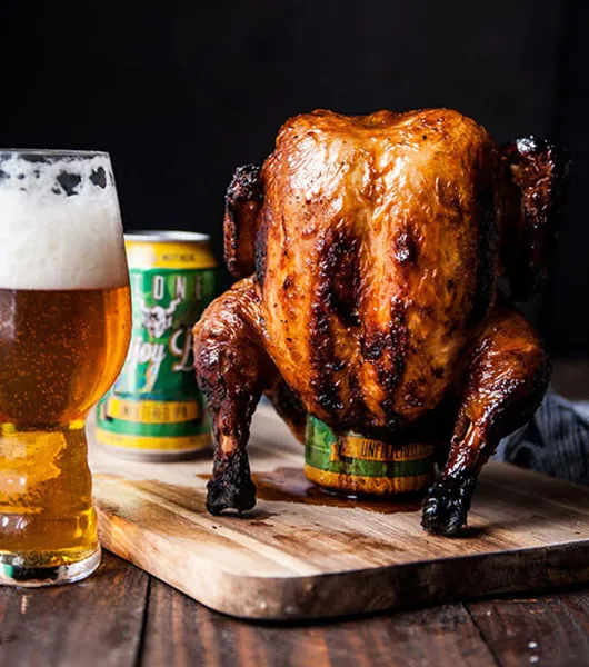 stone enjoy by ipa burk i glas med kokt kyckling över ölburk' title='Öl kan kyckling men gör det hantverk