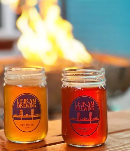 bières leikam dans des bocaux Mason devant le foyer' title='Garder casher la bière artisanale