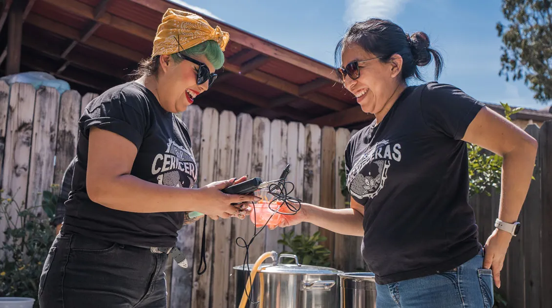 kaksi naista cervecerosin kotipanimoklubista' title='Voivatko naiset pelastaa kotipanimon?