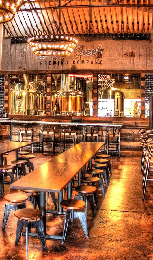 Innenraum des Schankraums der Sugar Creek Brauerei' title='Wie KI das Bier verändert