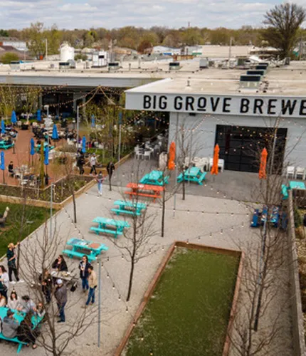 Außenterrasse der Brauerei' title='Pints