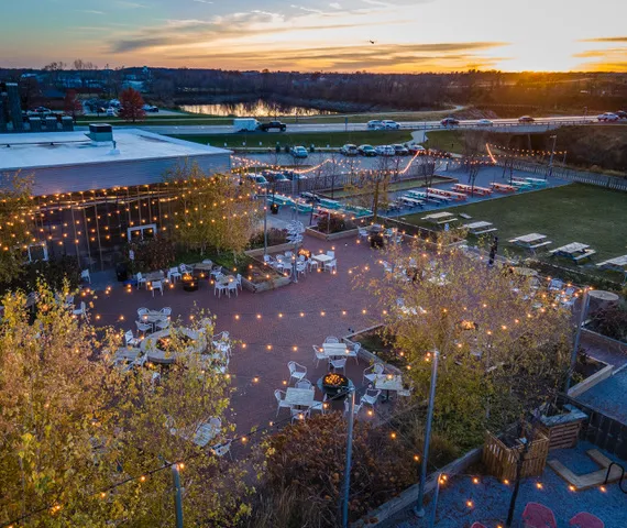 Außenterrasse in der Brauerei' title='Pints