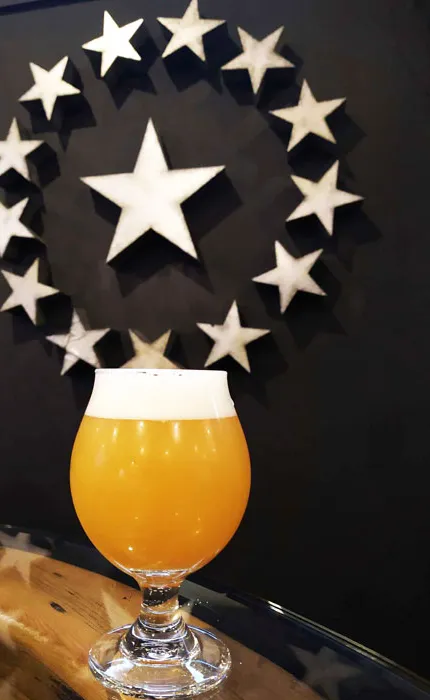 wazige ipa met 14e sterbrouwlogo op de achtergrond' title='Een eerbetoon aan brouwerijen die eigendom zijn van veteranen