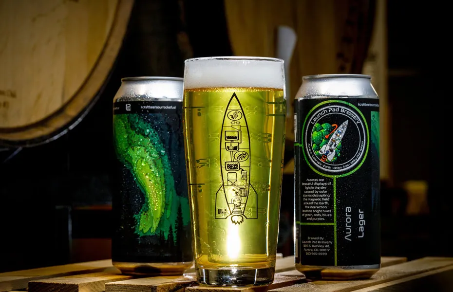 lanceerplatform brouwerijglas met blikjes in vatenkamer' title='Een eerbetoon aan brouwerijen die eigendom zijn van veteranen