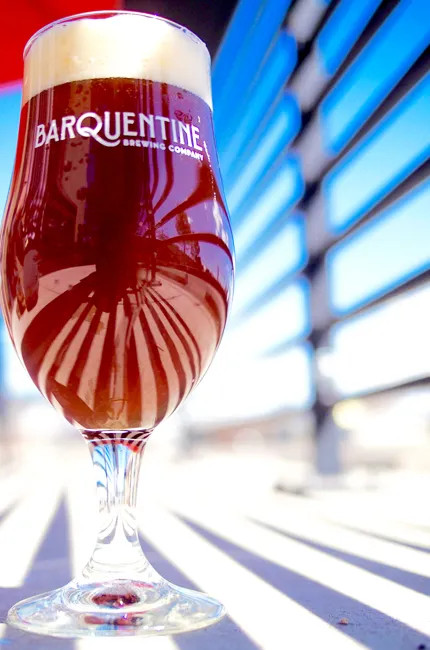 그림자가 줄지어 있는 테라스의 레드 에일' title='맥주 오브 가드: '신선한 공기의 숨결