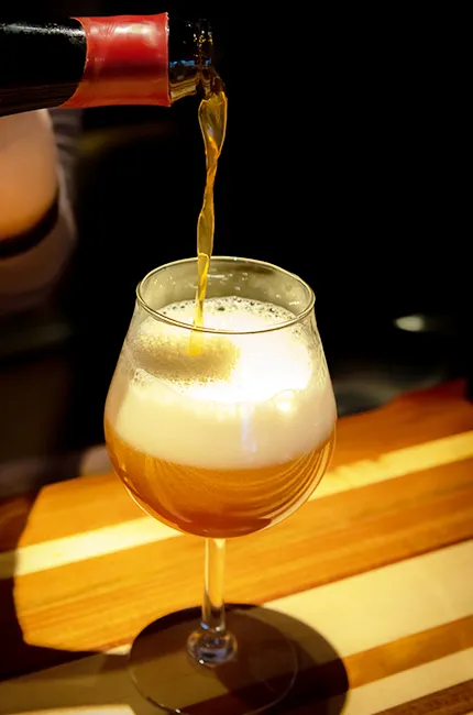 바에서 유리잔에 맥주를 붓는 중' title='맥주 오브 가드: '신선한 공기의 숨결