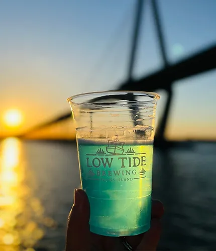 Ebbe-Brauglas mit blaugrünem Getränk vor Sonnenuntergang' title='Diese 19 Brauereien befinden sich auf US-Inseln