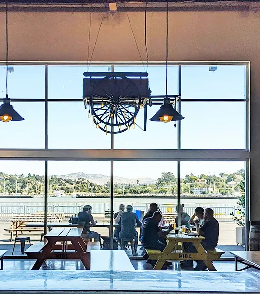 Innenraum der Mare Island Brewery mit Blick auf das Wasser' title='Diese 19 Brauereien befinden sich auf US-Inseln