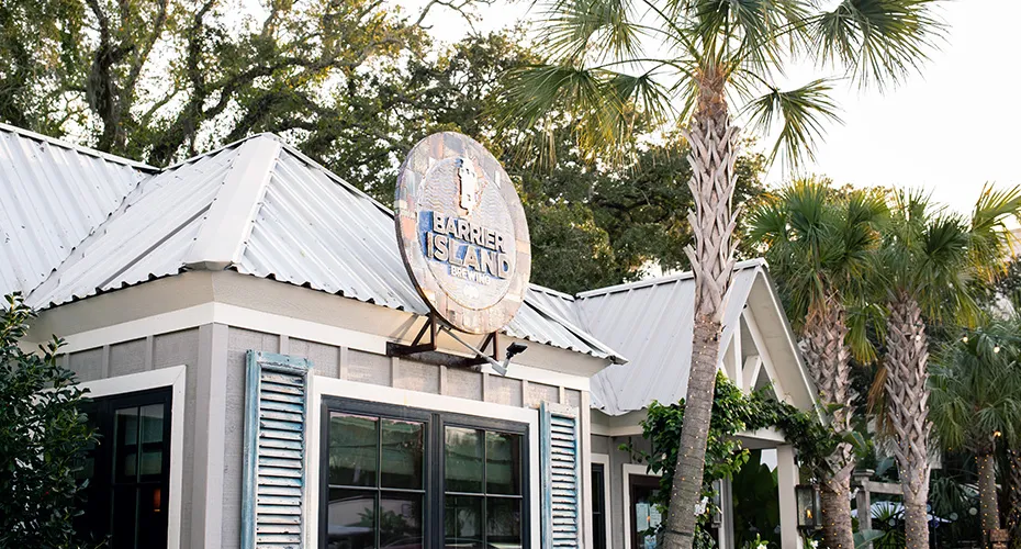 Außenansicht der tropischen Brauerei Barrier Island' title='Diese 19 Brauereien befinden sich auf US-Inseln