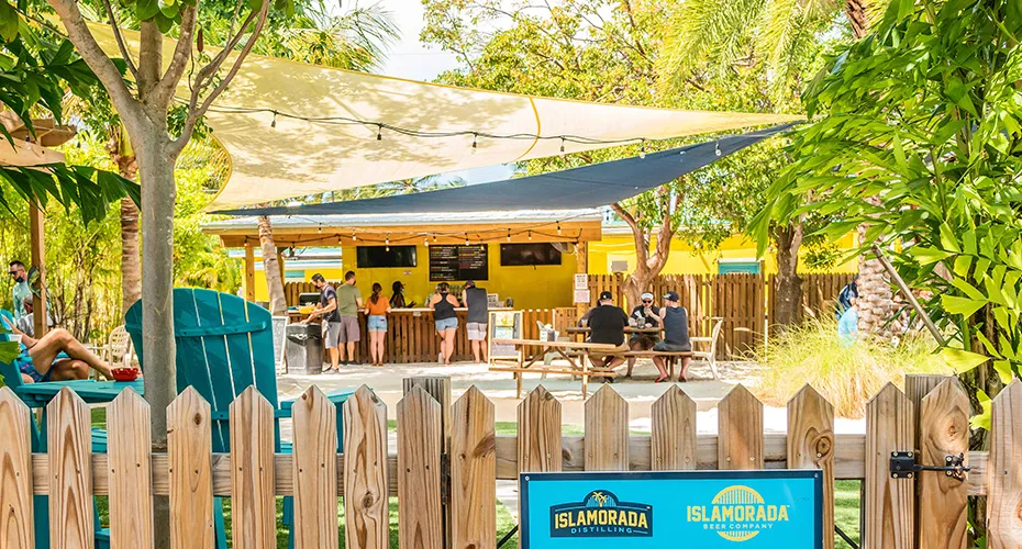 Außenansicht der tropischen Terrassenbrauerei der Islamorada Beer Company' title='Diese 19 Brauereien befinden sich auf US-Inseln