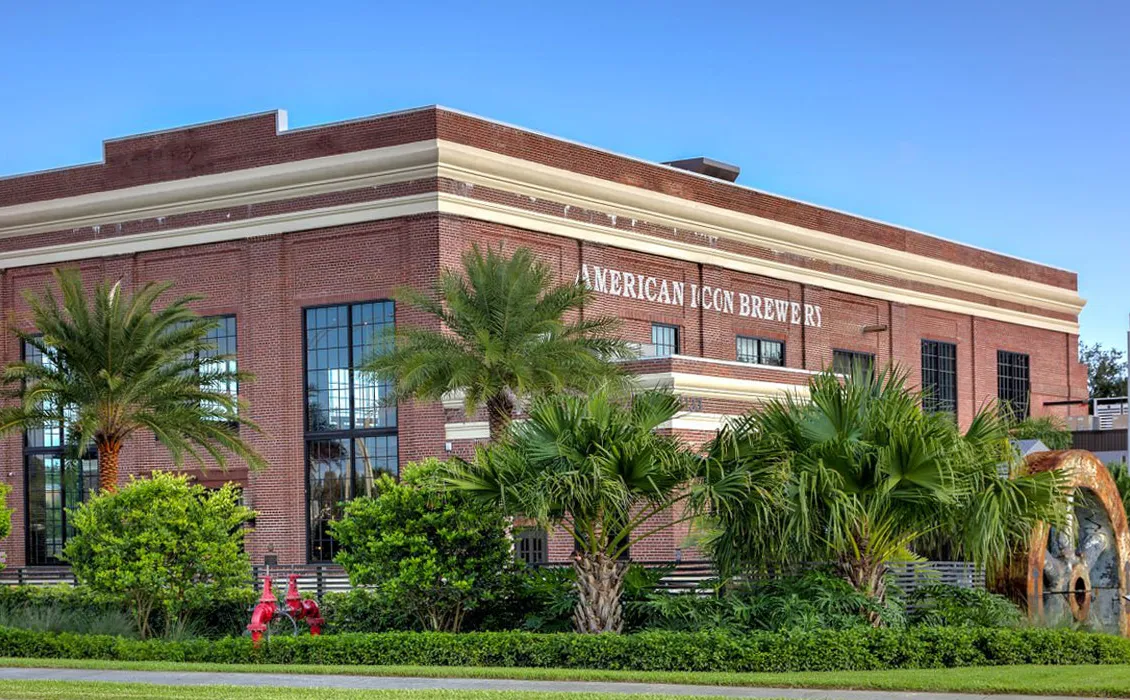Amerikaanse icoon brouwerij buitenkant met palmen' title='Vijf unieke plekken om een ​​biertje te drinken