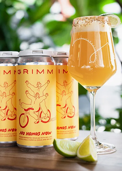 grimm pas de mains maintenant bière avec de la bière versée dans un verre' title='Les bières épicées prennent feu