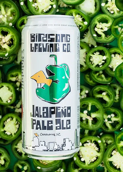 Birdsong Brewing Co Pale Ale Jalapeno avec jalapenos en arrière-plan' title='Les bières épicées prennent feu
