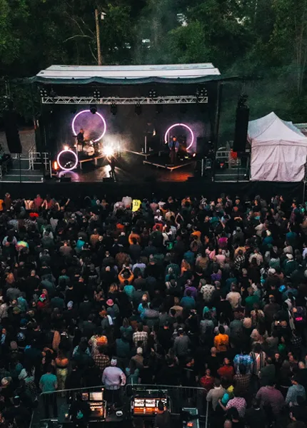muzieklocatie voor bosbouwkampen' title='Schenk het bier in en richt de band