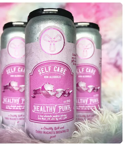 zelfzorg NA-bier in roze blikjes' title='Schenk het bier in en richt de band