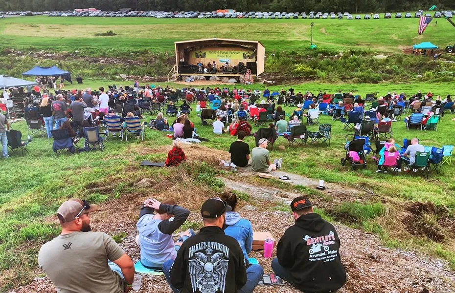 openluchtmuzieklocatie bij brouwerij' title='Schenk het bier in en richt de band
