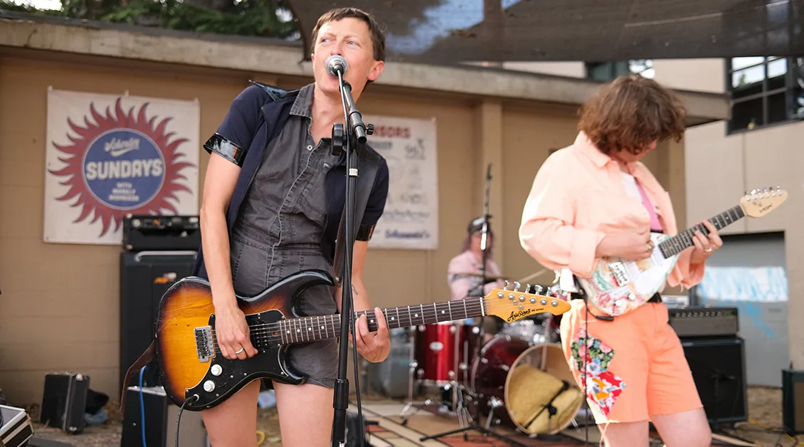 맥주를 따르고 밴드에 신호를 보내세요