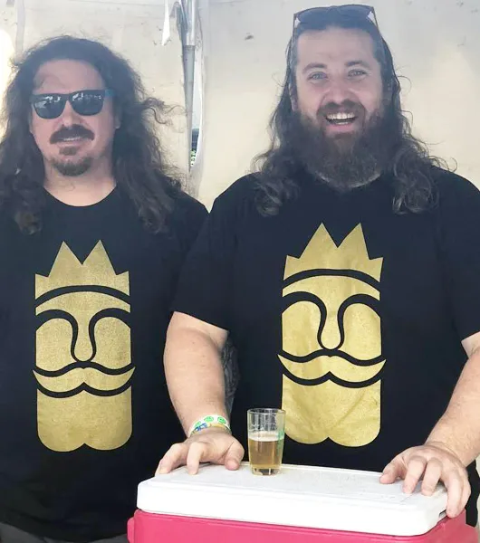 kaksi panimon työntekijää teltan alla olutnäytteen kanssa' title='Viisi nuorta panimoa, joista kuulet pian