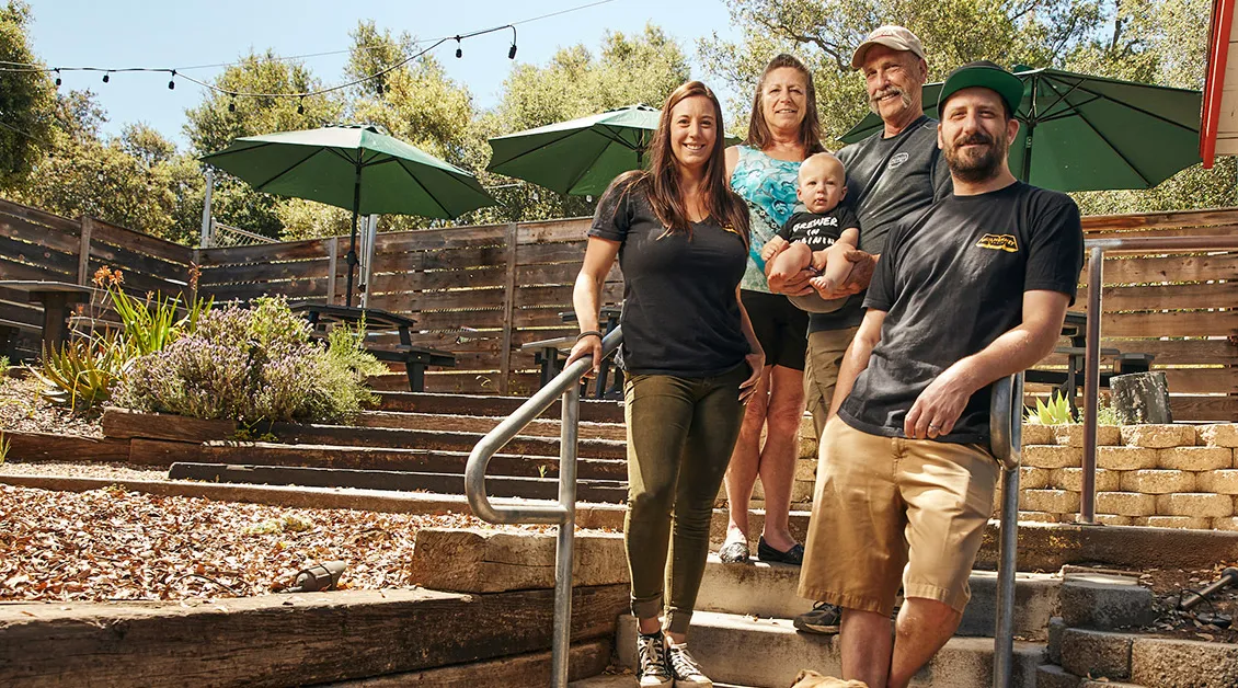 panimoperhe seisoo ulkona panimon patiolla' title='Viisi nuorta panimoa, joista kuulet pian