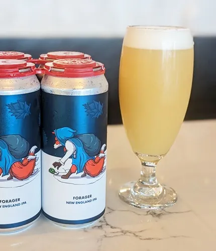 4 pakkaus utuista ipaa lasillisen hazy ipa vieressä' title='Viisi nuorta panimoa, joista kuulet pian