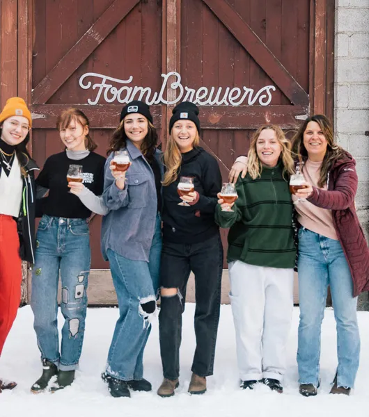 vaahtopanimoiden naiset pitelevät oluita' title='Cheers to Beer vuonna 2025