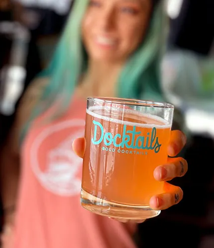 donna che dà il cocktail di birra' title='Flavour Forward: birre ispirate ai cocktail