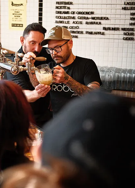 pilsnert önteni a forgalmas csaptelepen' title='Cseh csapok: A sörfőzdék szintet léptek fel tökéletes öntéssel