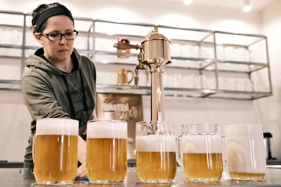 nő felméri a sör- és habkorsókat' title='Cseh csapok: A sörfőzdék szintet léptek fel tökéletes öntéssel