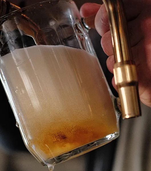 hab és sör pohárban friss huzatból' title='Cseh csapok: A sörfőzdék szintet léptek fel tökéletes öntéssel