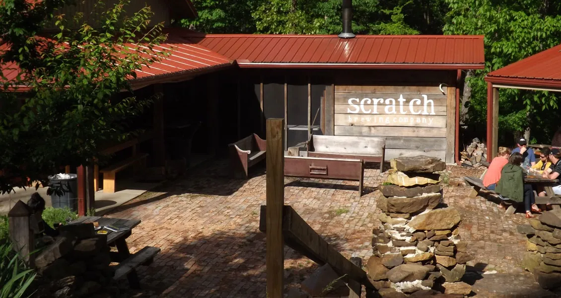 buitenkant van de brouwerij in een schilderachtige bosrijke omgeving' title='Op zoek naar de wildste ingrediënten van bier