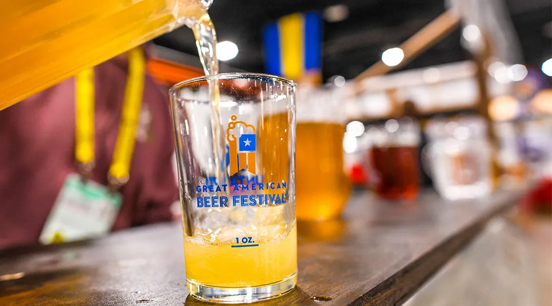 skjenking av øl på den store amerikanske ølfestivalen' title='10 grunner til å delta på Great American Beer Festival