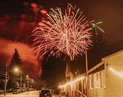 vuurwerk buiten de brouwerij in het centrum' title='Leef en brouw in een kleine stad