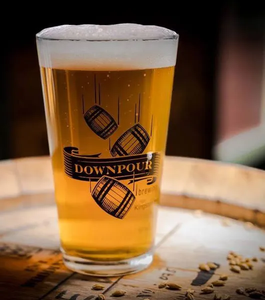 bier in een stortbui die pintglas brouwt' title='Leef en brouw in een kleine stad