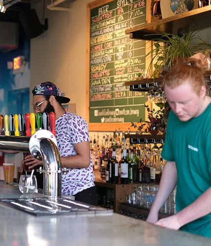 bryggarbetare bakom baren' title='Rise and Shine: Brewers Add Coffee